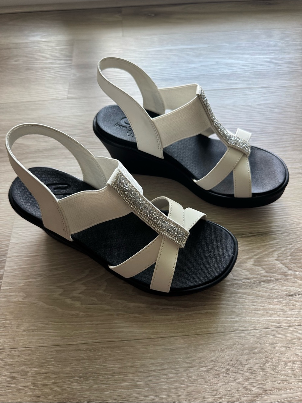 Sketchers Embellished White Slingback Sandals for Women Size 7 - Picture 2 of 8